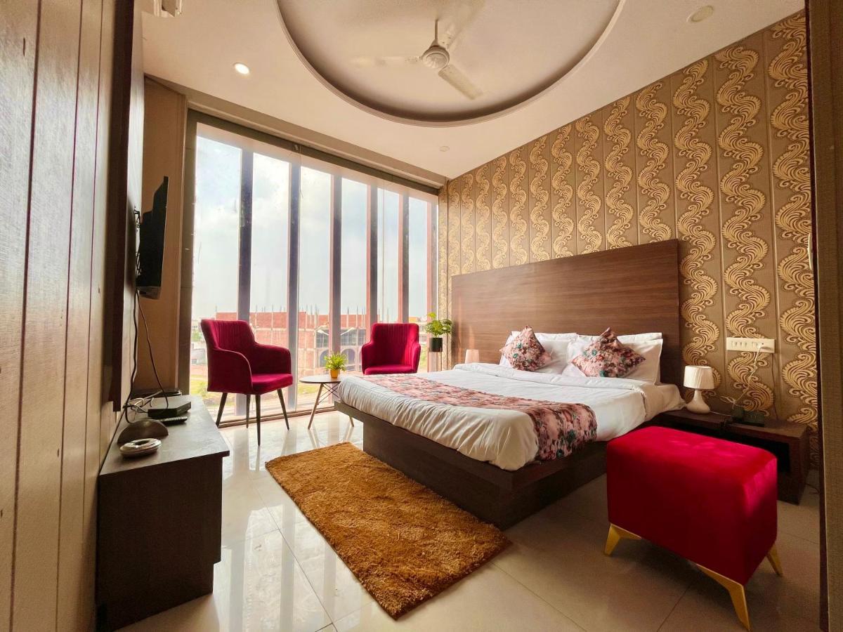 Hotel Pearl Grand, Zirakpur - Top Rated & Most Awarded Property In Tricity Chandīgarh Εξωτερικό φωτογραφία